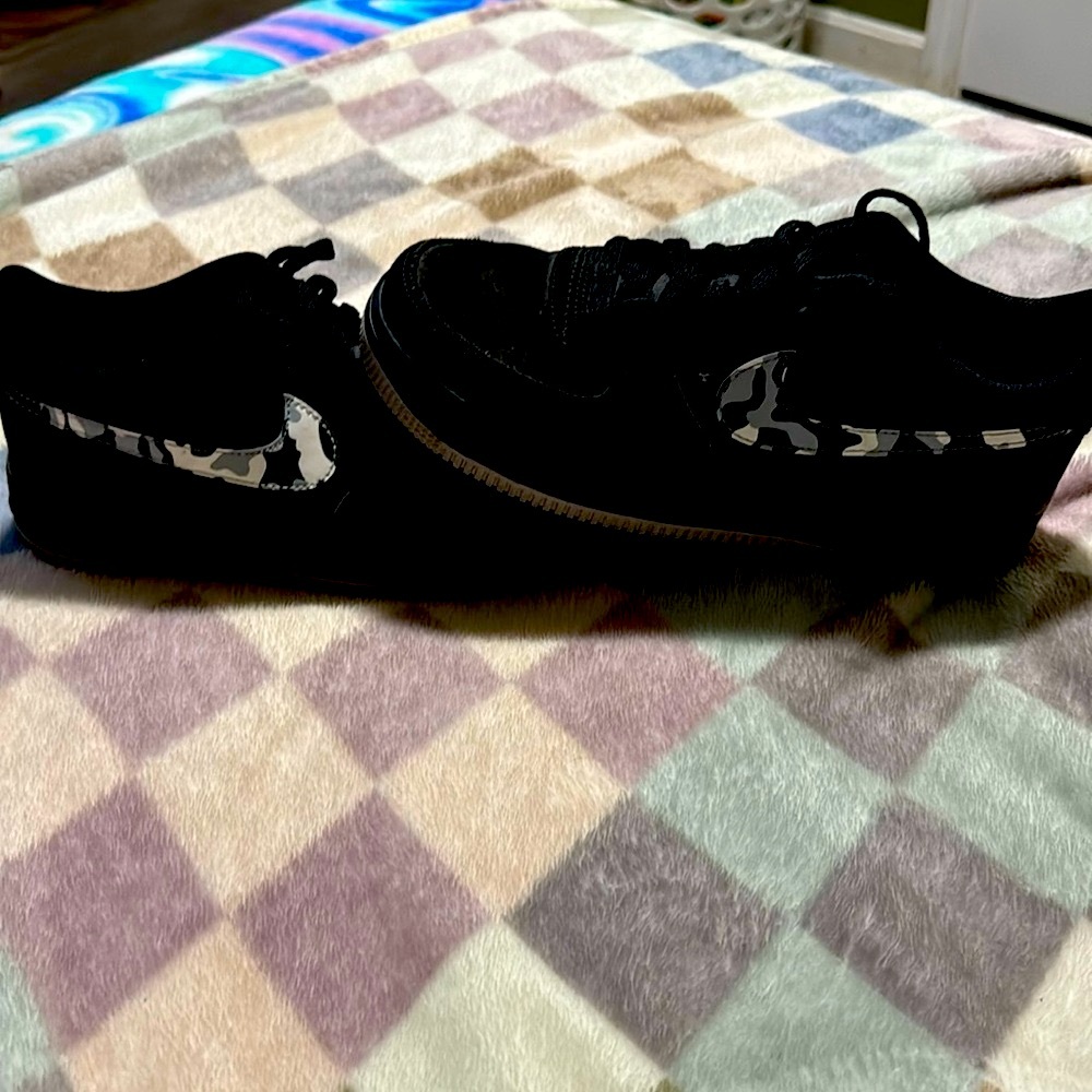 Nike air sneakers size 6y boys gently worn in great condition